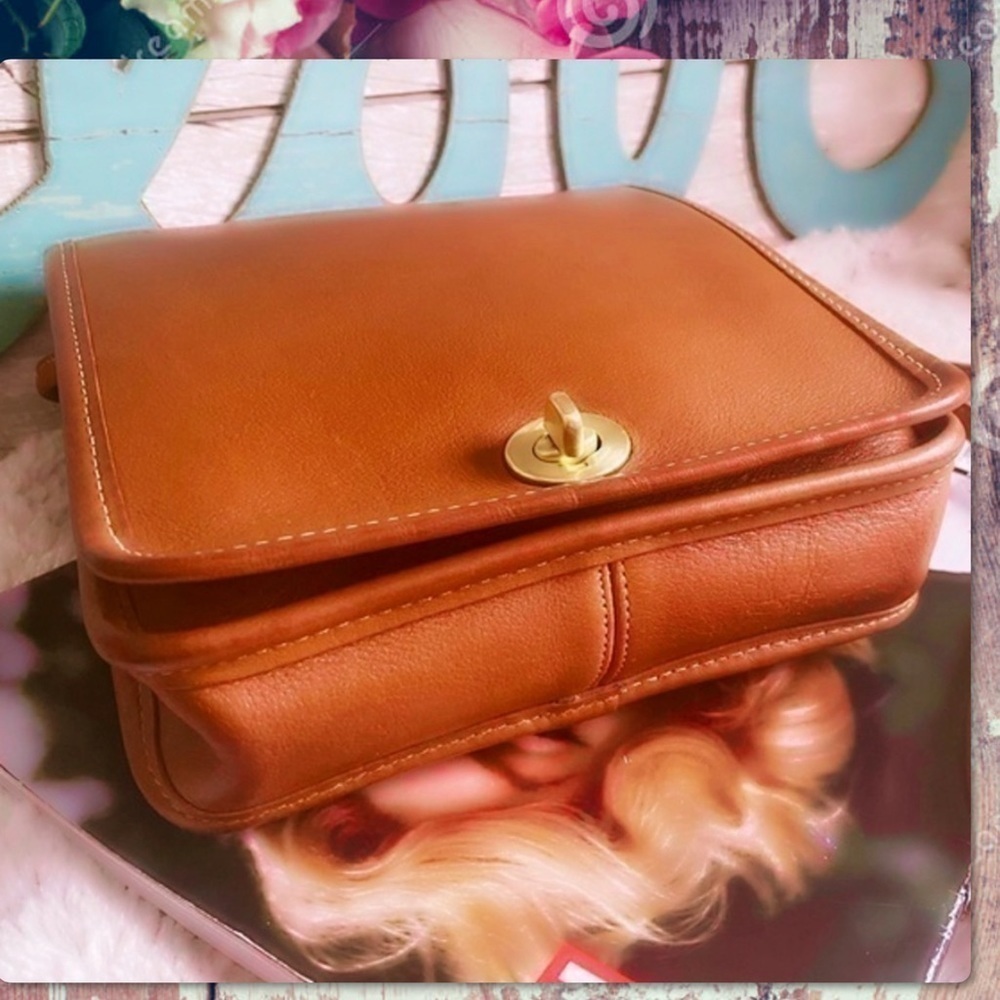 VINTAGE COACH BRITISH TAN COMPACT POUCH CROSSBODY BAG 
Style # 9620 - Picture 16 of 17